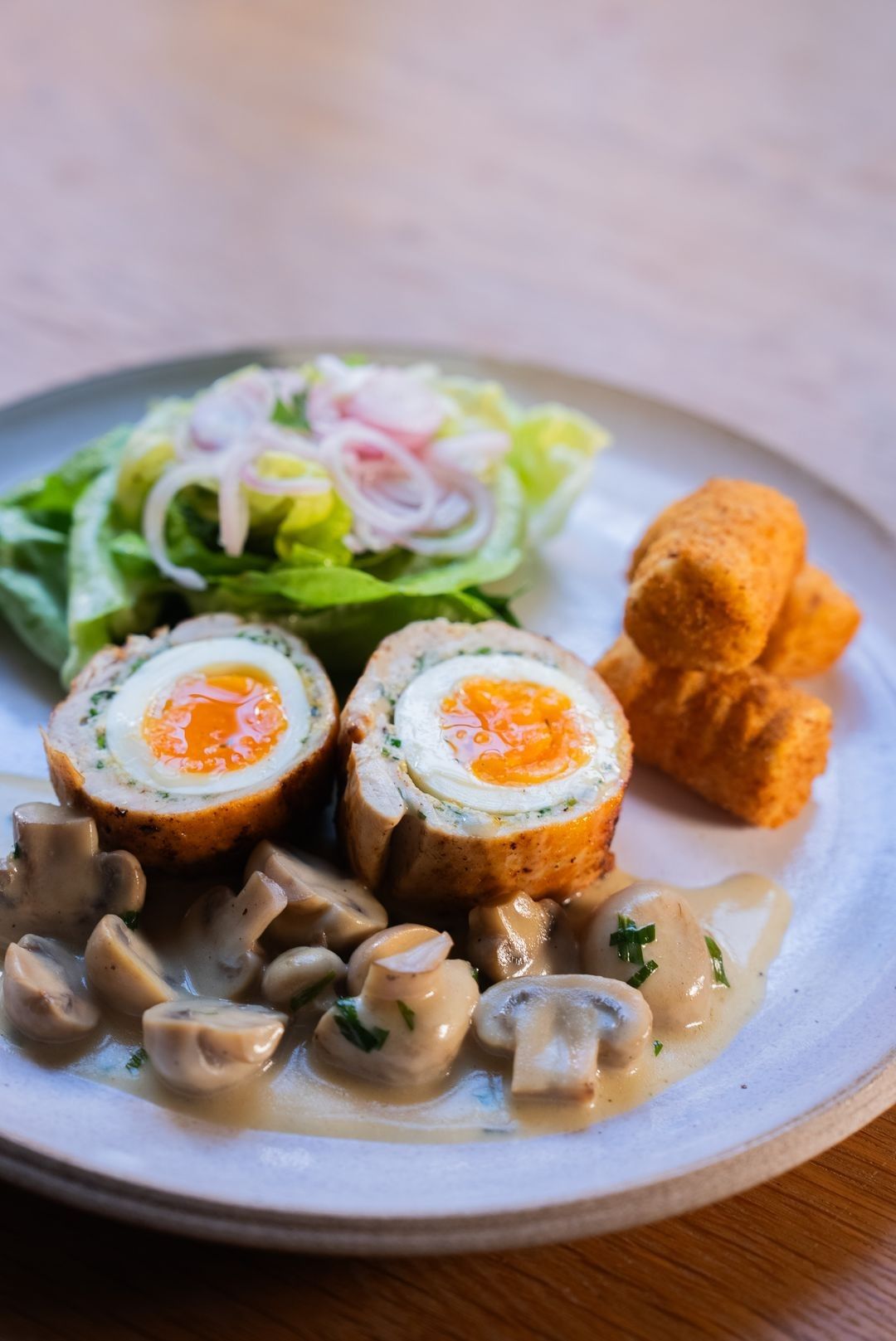 Kiprollade met ei, champignonsaus, kroketten en kropsla