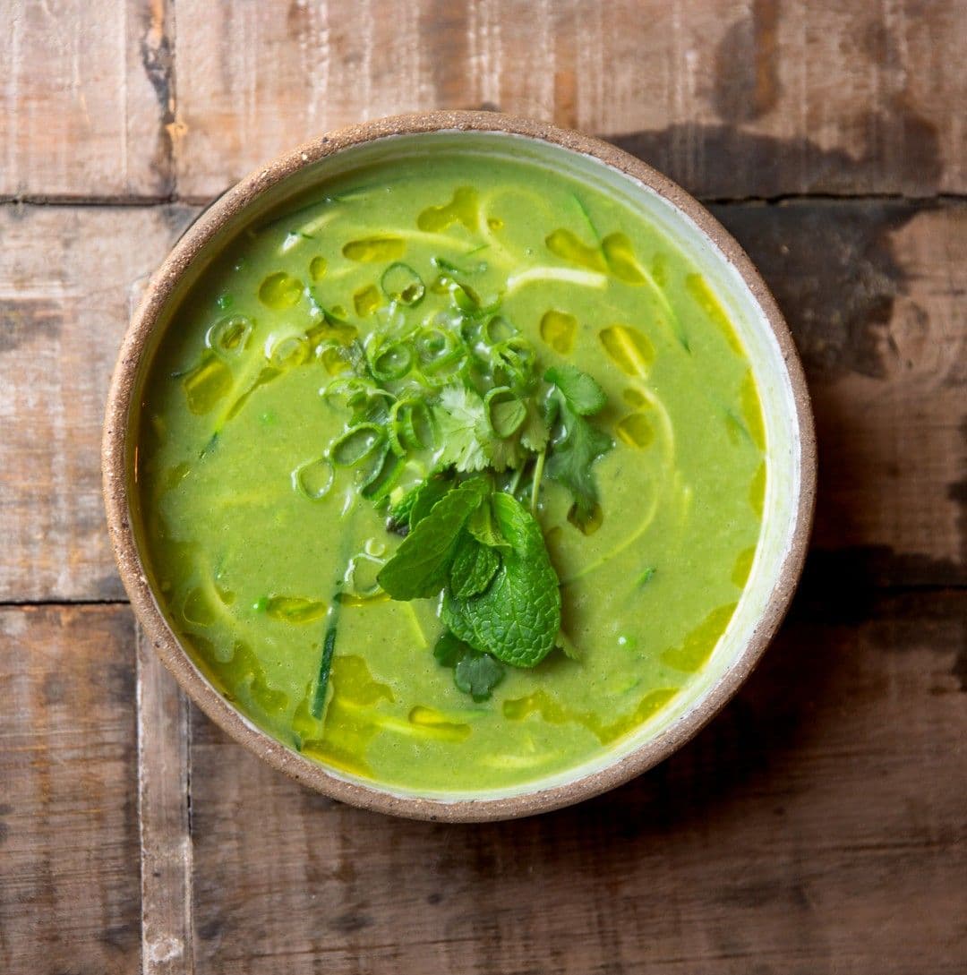 Groene groentesoep met groene curry en kokos