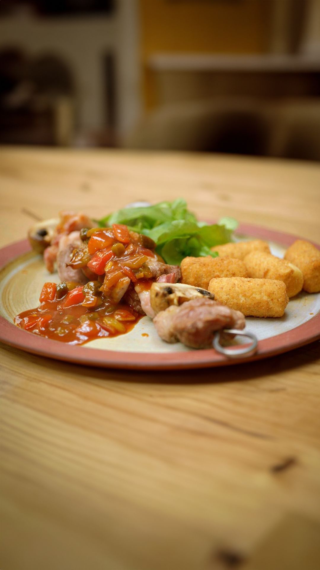 Gegrilde spieringbrochette met zigeunersaus en kroketten