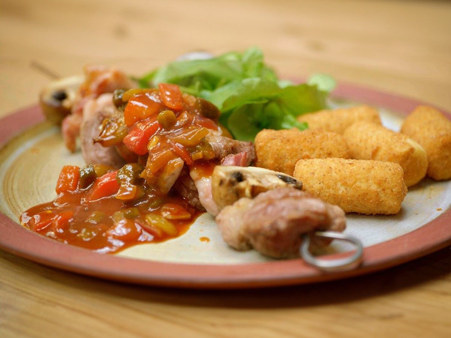 Gegrilde spieringbrochette met zigeunersaus en kroketten