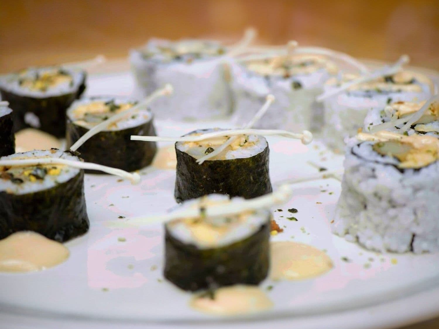 Sushi van asperges met ei, furikake en misomayonaise