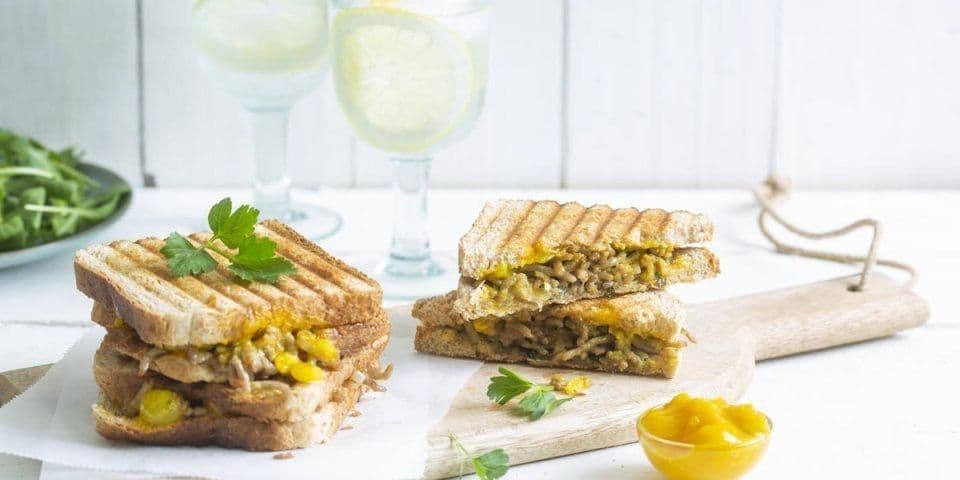 Croque met gehakt, Belgische pickles en groene kruiden