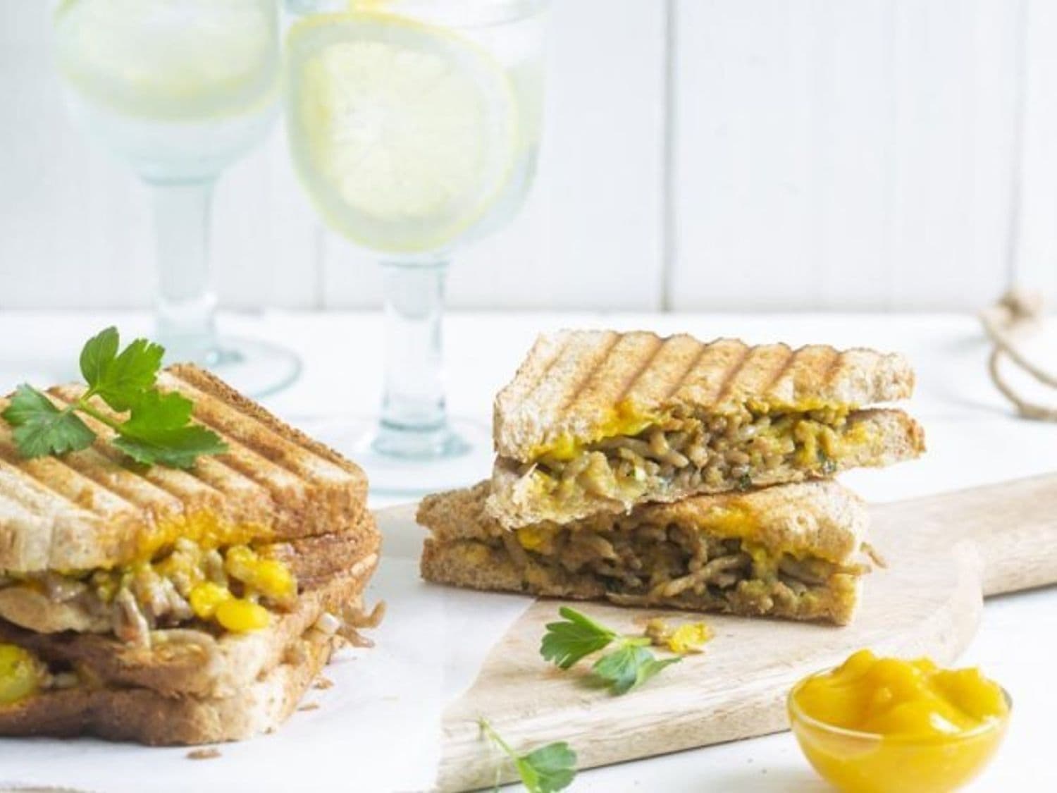 Croque met gehakt, Belgische pickles en groene kruiden