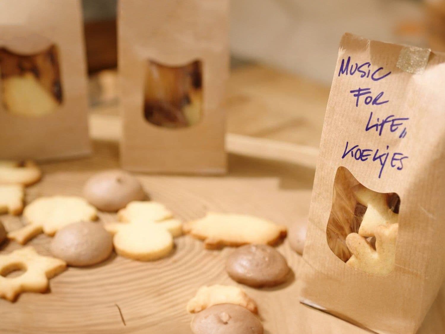 Simpele zandkoekjes en chocolademeringues voor Music For Life