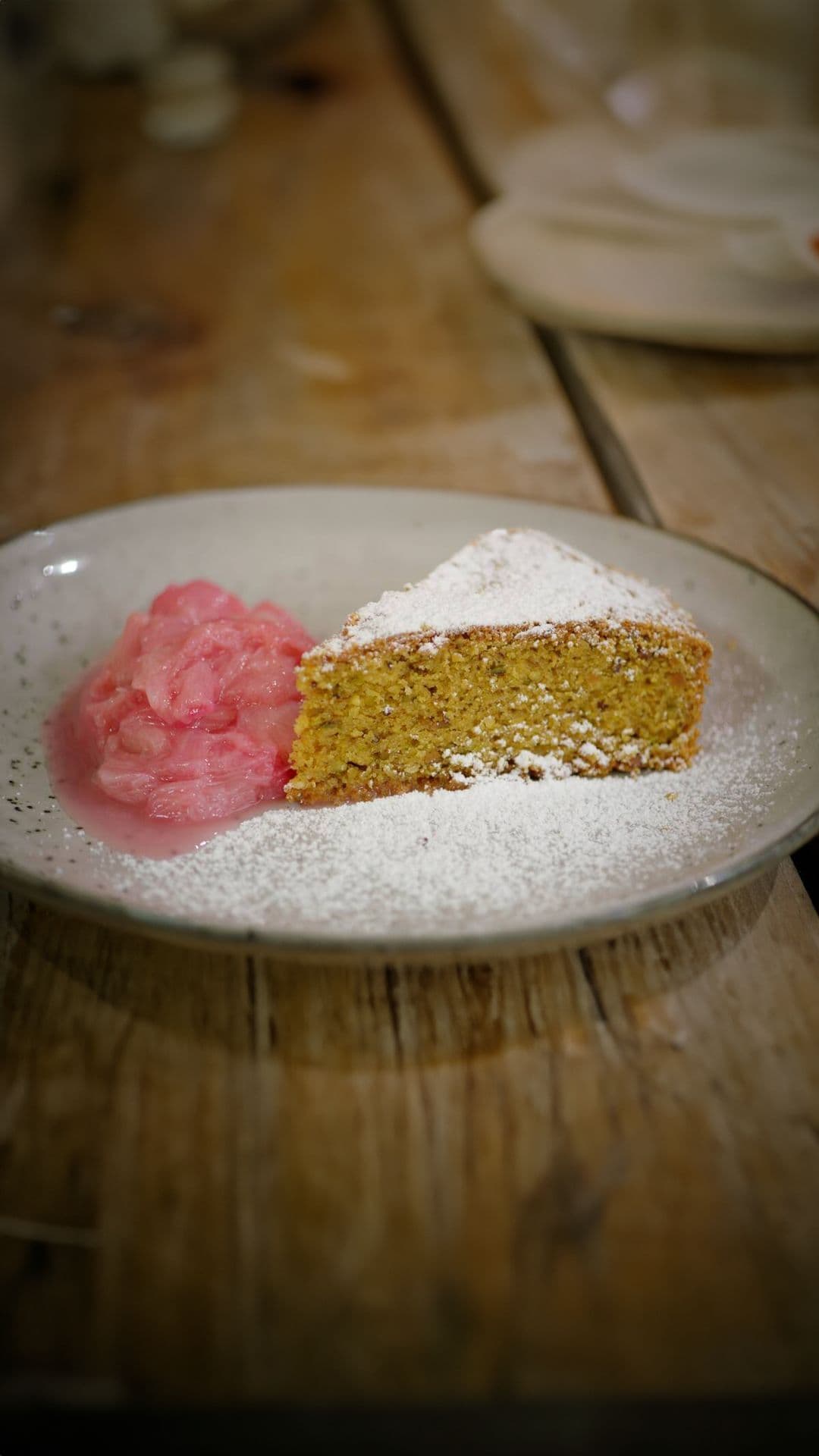 Polentacake met pistache en rabarbercompote