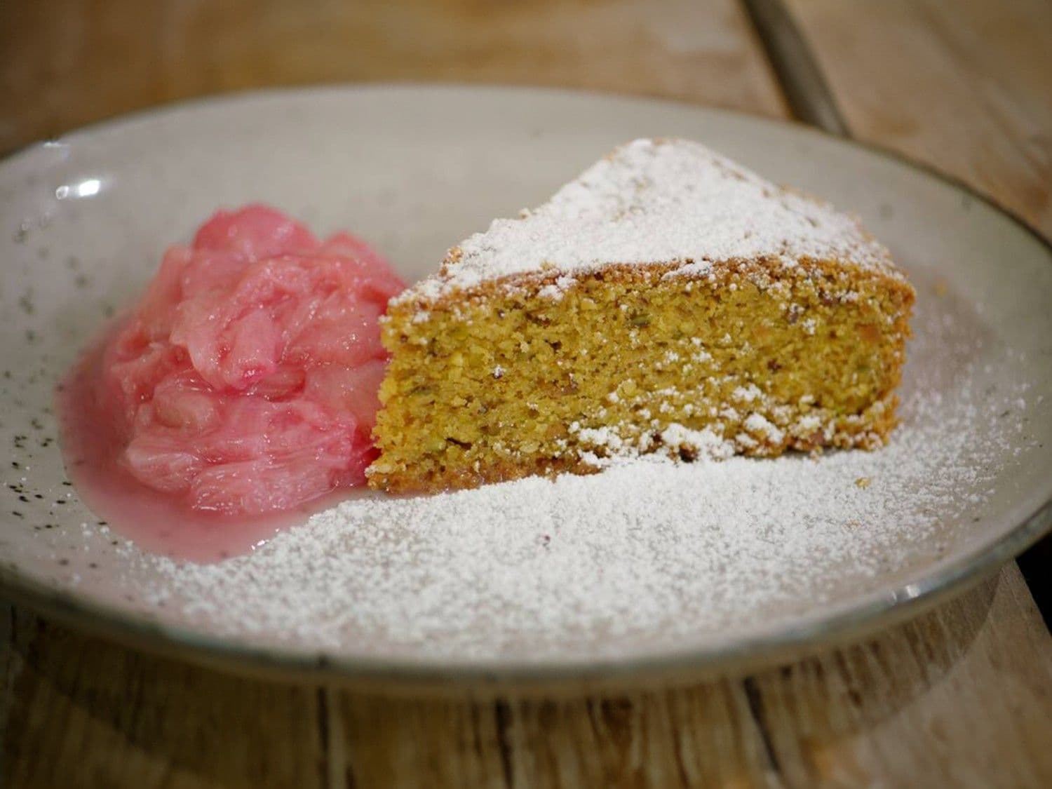 Polentacake met pistache en rabarbercompote