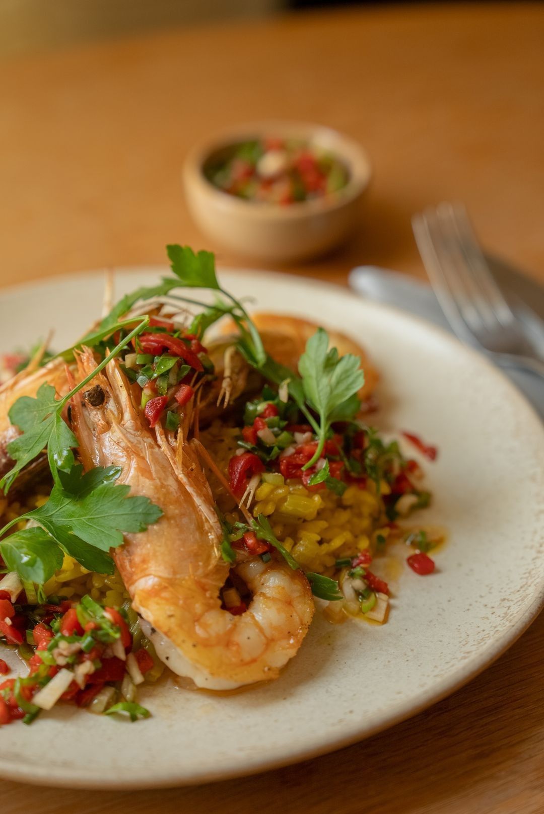 Gamba's met saffraanrijst en salsa van pimiento del piquillo