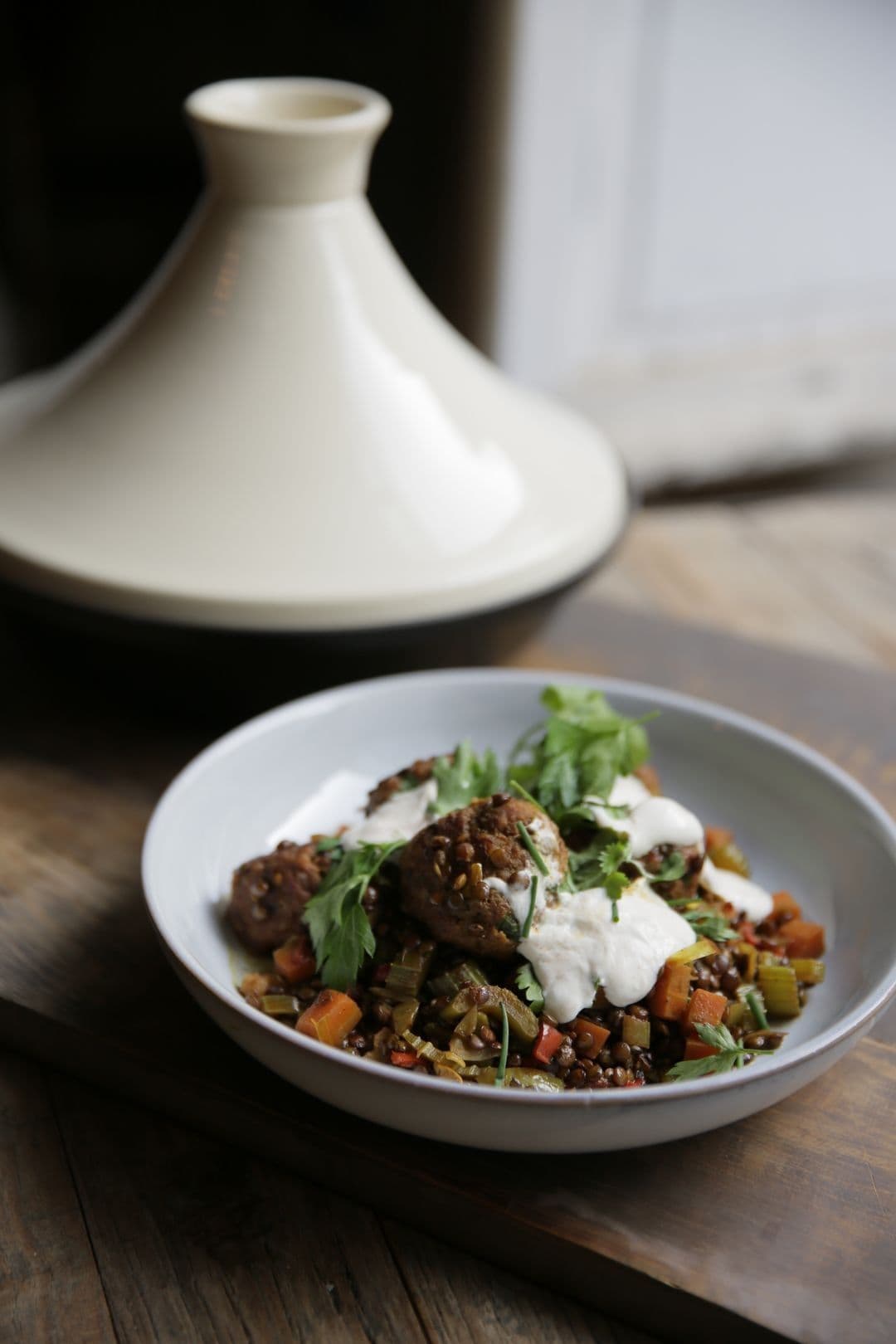 Tajine met linzen, kruidige gehaktballetjes en yoghurtdressing