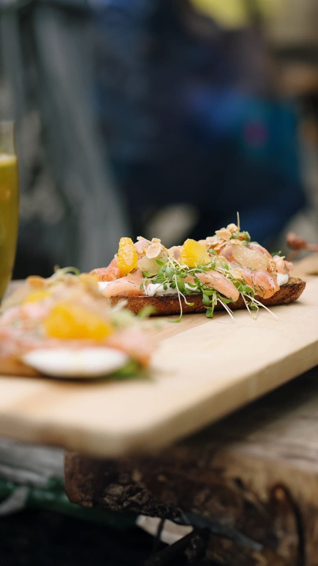 Toast met gemarineerde zalm en citrusdrank