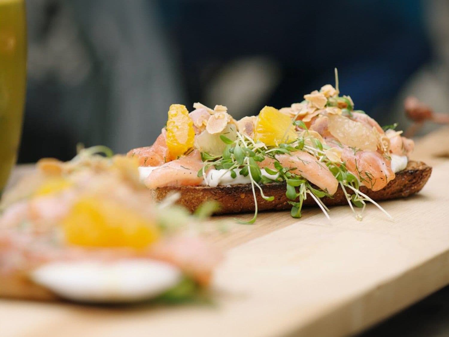 Toast met gemarineerde zalm en citrusdrank