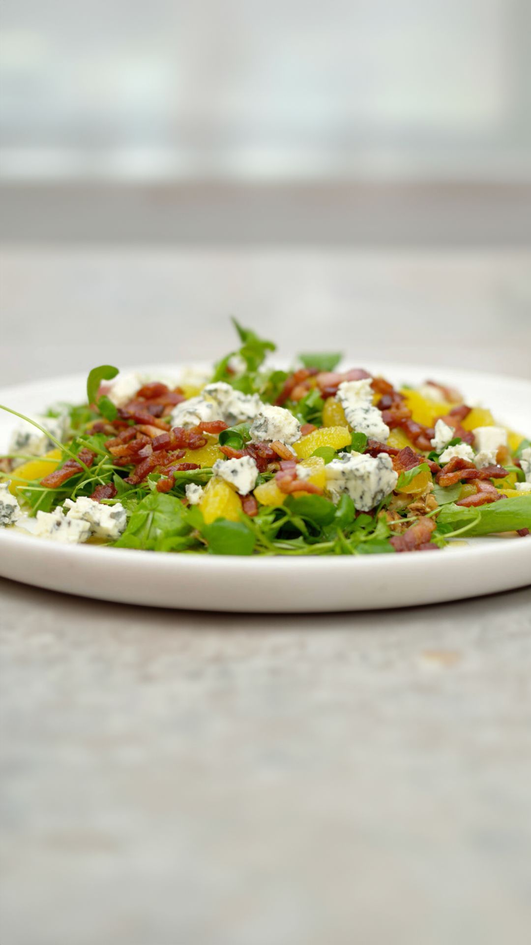 Slaatje met sinaasappel, roquefort, spek en gembervinaigrette