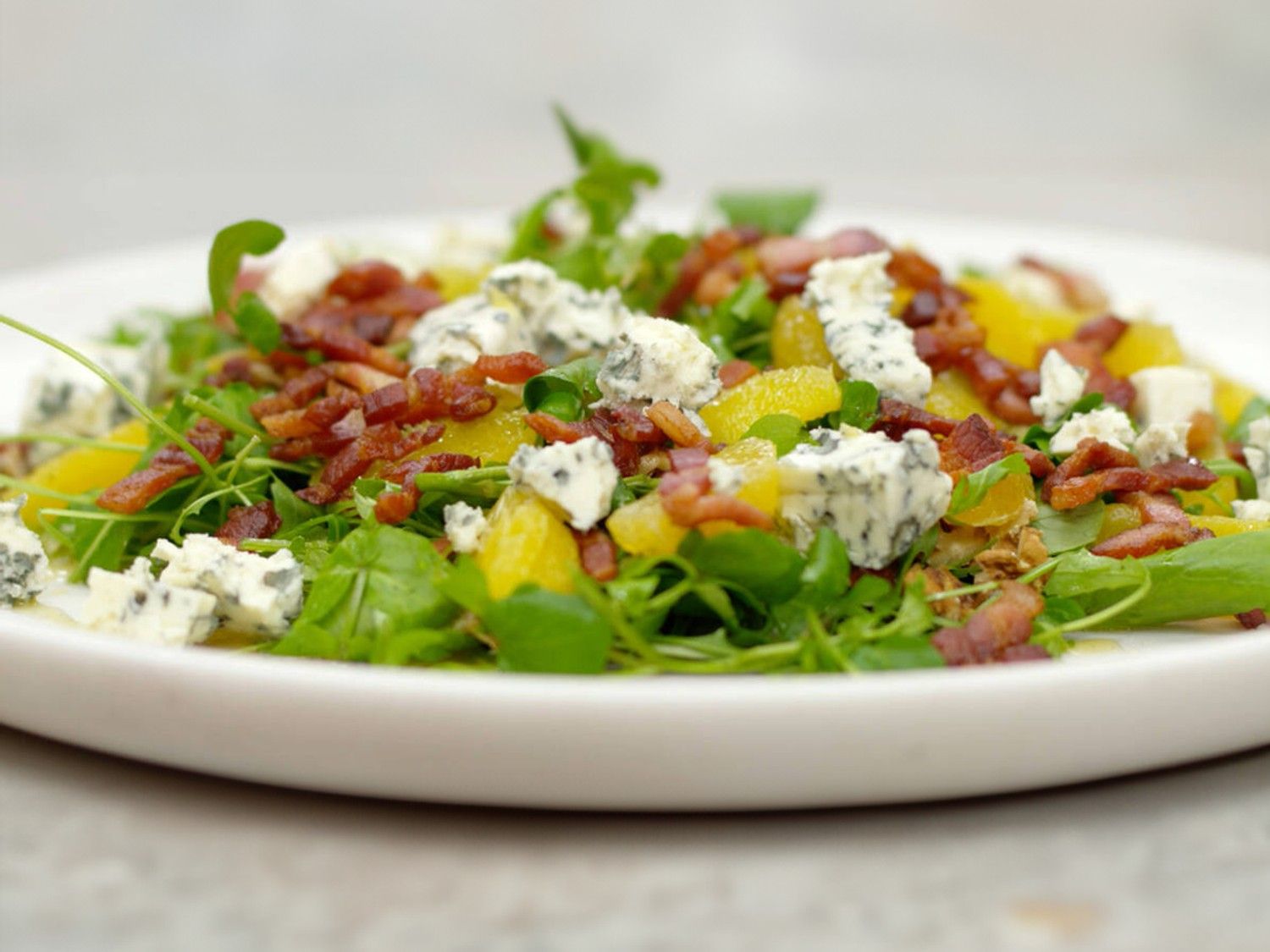 Slaatje met sinaasappel, roquefort, spek en gembervinaigrette