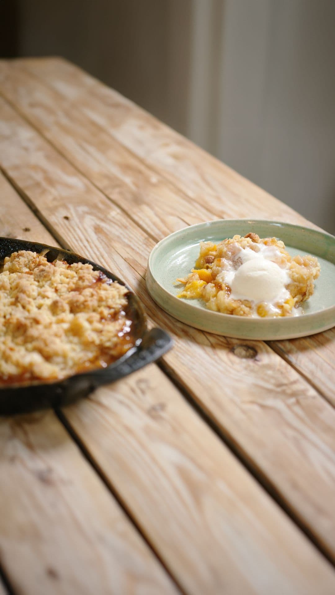 Perzikcrumble met vanille-ijs
