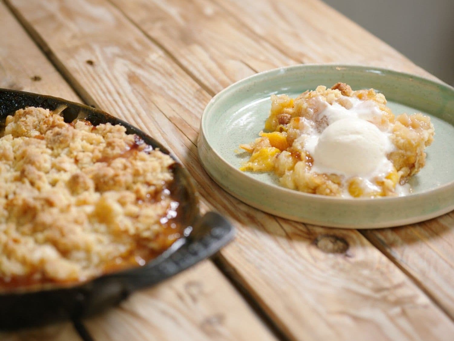 Perzikcrumble met vanille-ijs