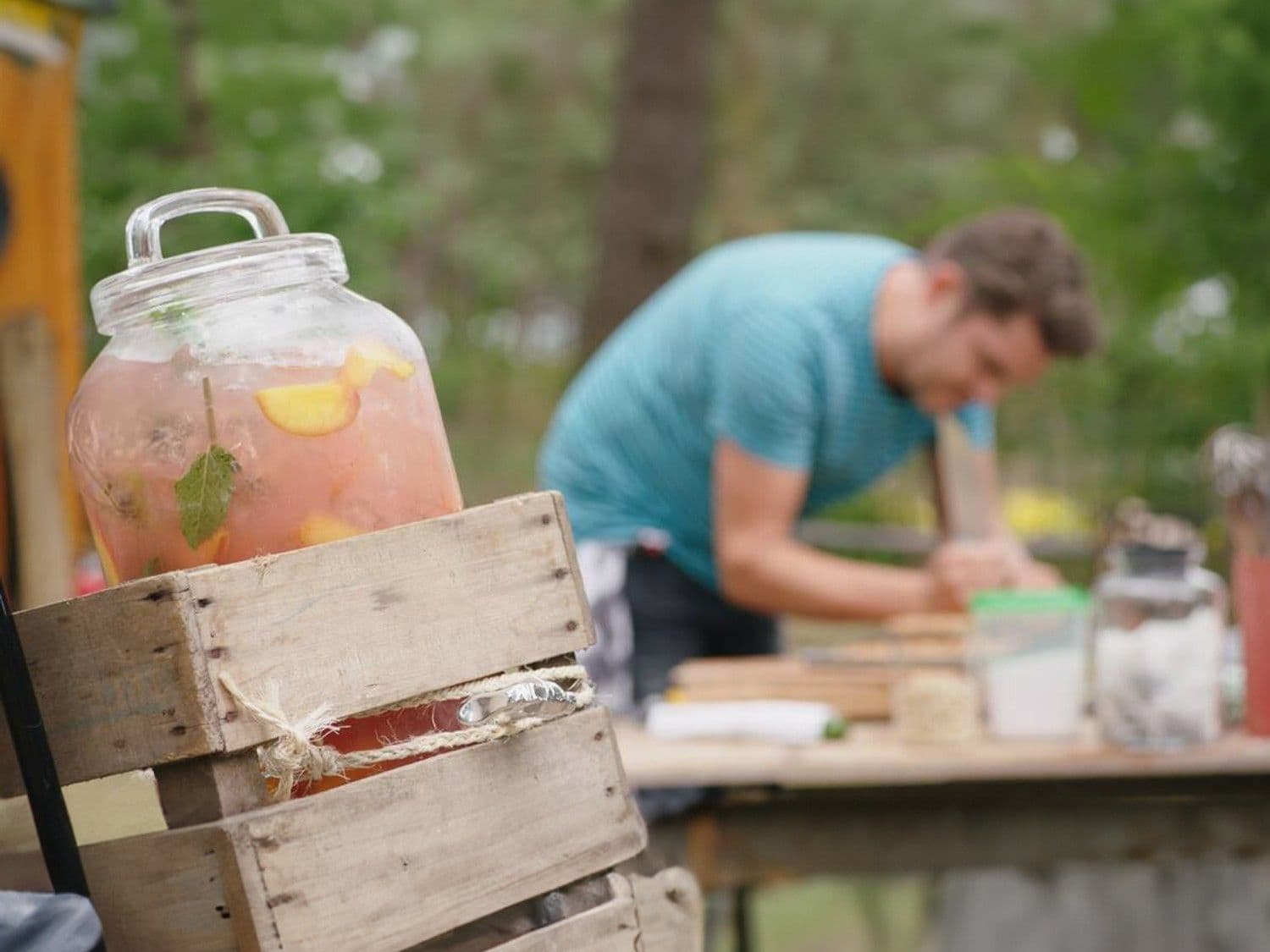 Verse ice tea met perzik en jasmijn, en gekarameliseerde nootjes