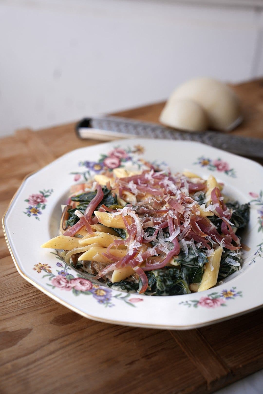 Penne met palmkool, oesterzwammen, Gandaham en provolone