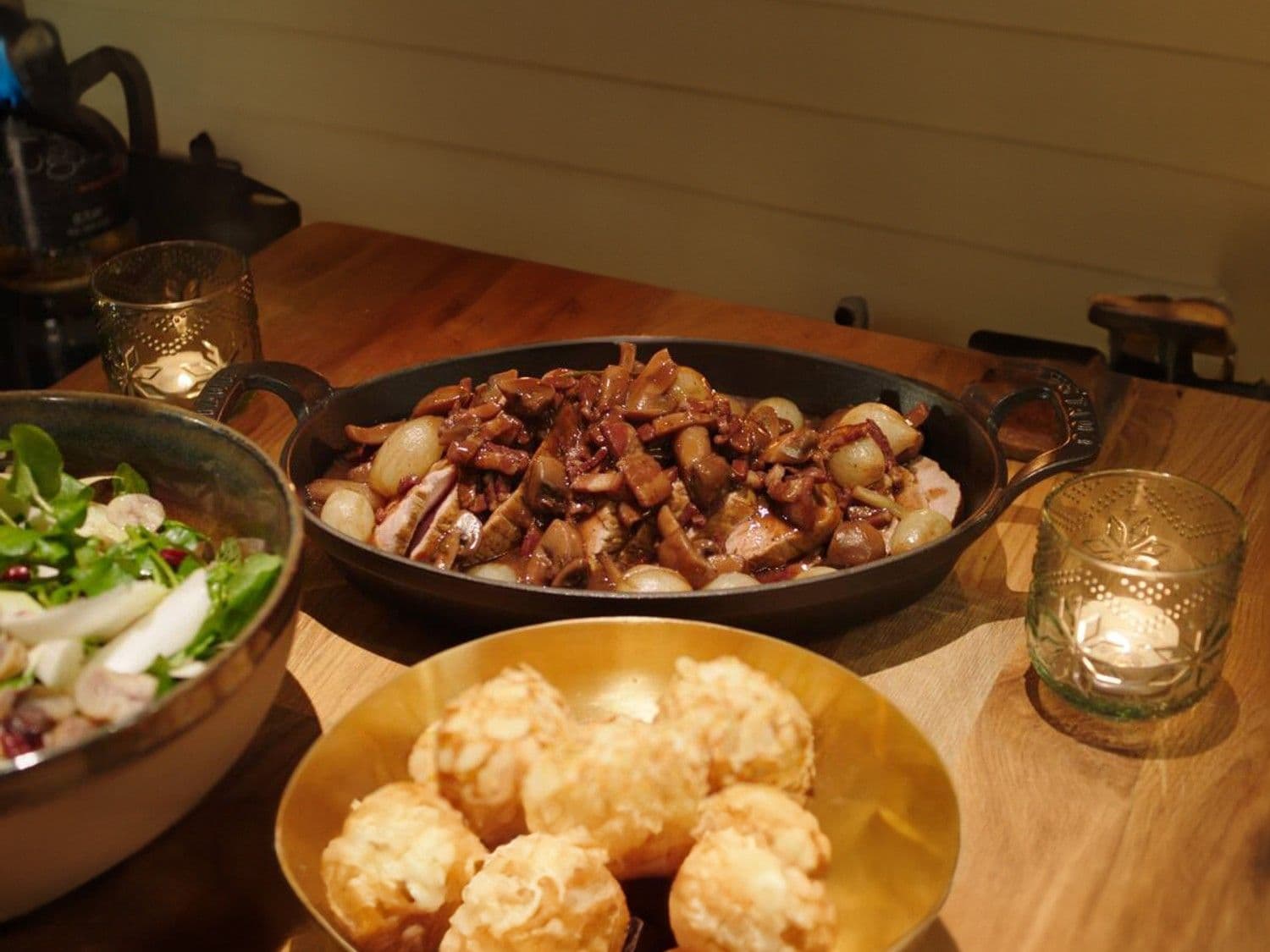 Kalfsgebraad met jagerssaus, amandelkroketten en witloofsalade