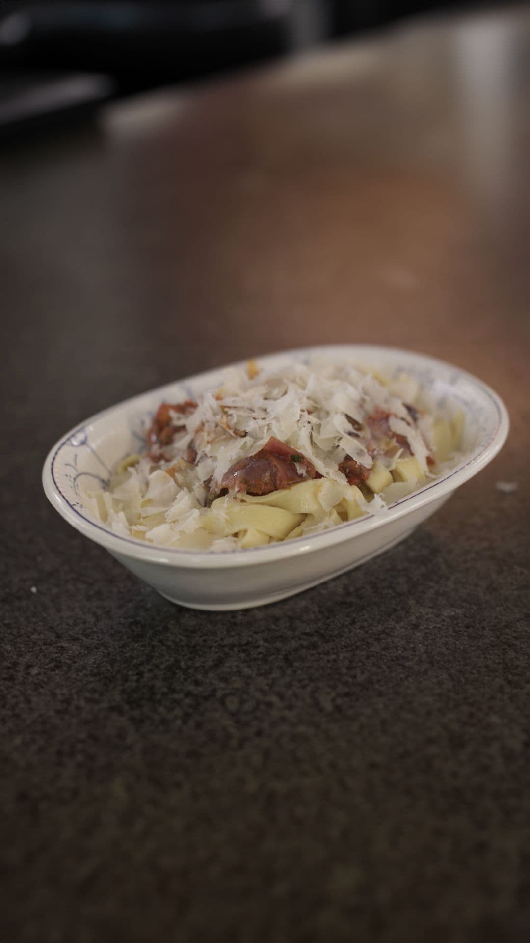 Tagliatelle met tomaat, ui en olijven