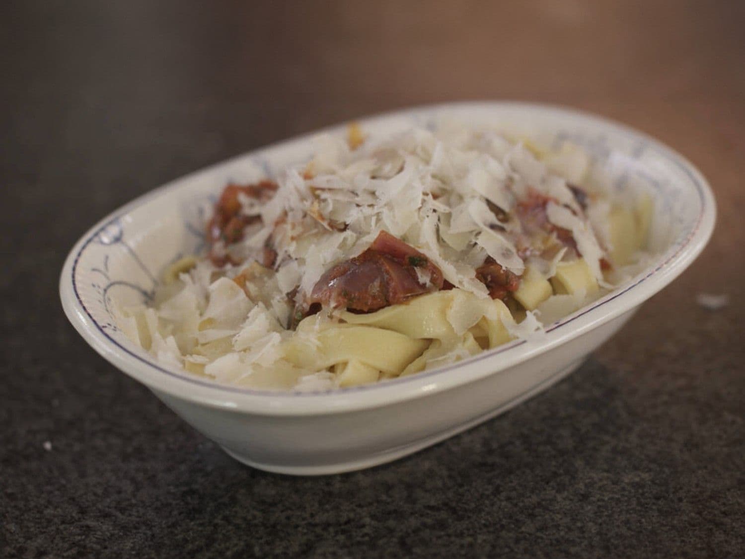 Tagliatelle met tomaat, ui en olijven