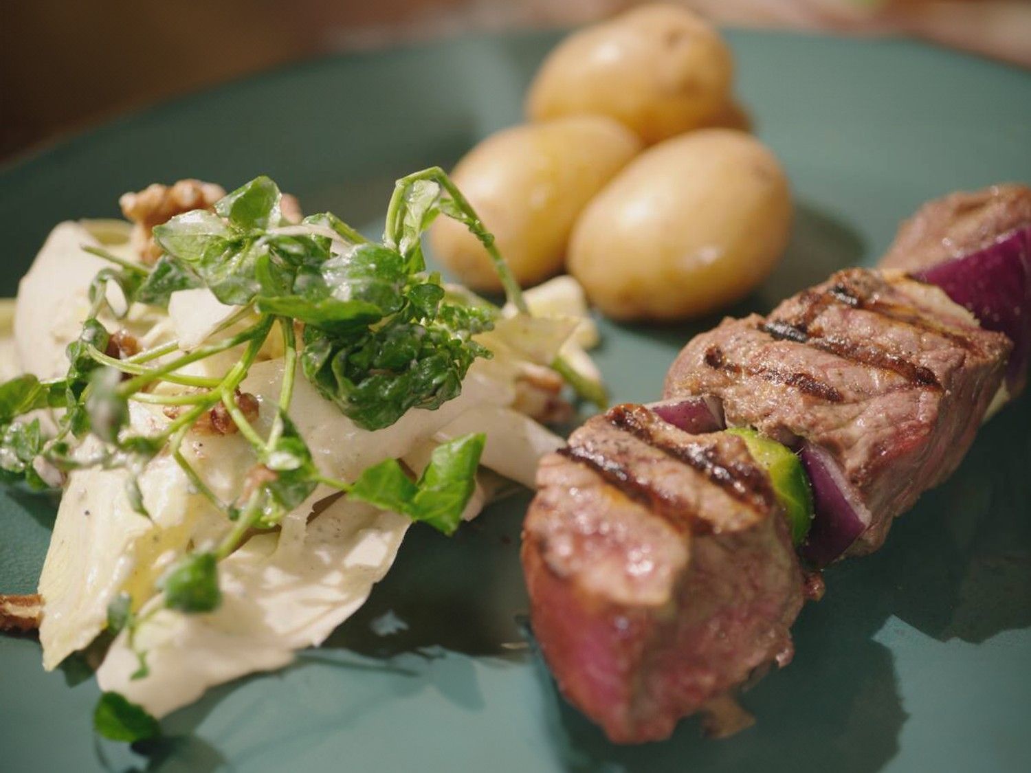 Brochette van rundvlees met witloofsalade en dressing van blauwe kaas