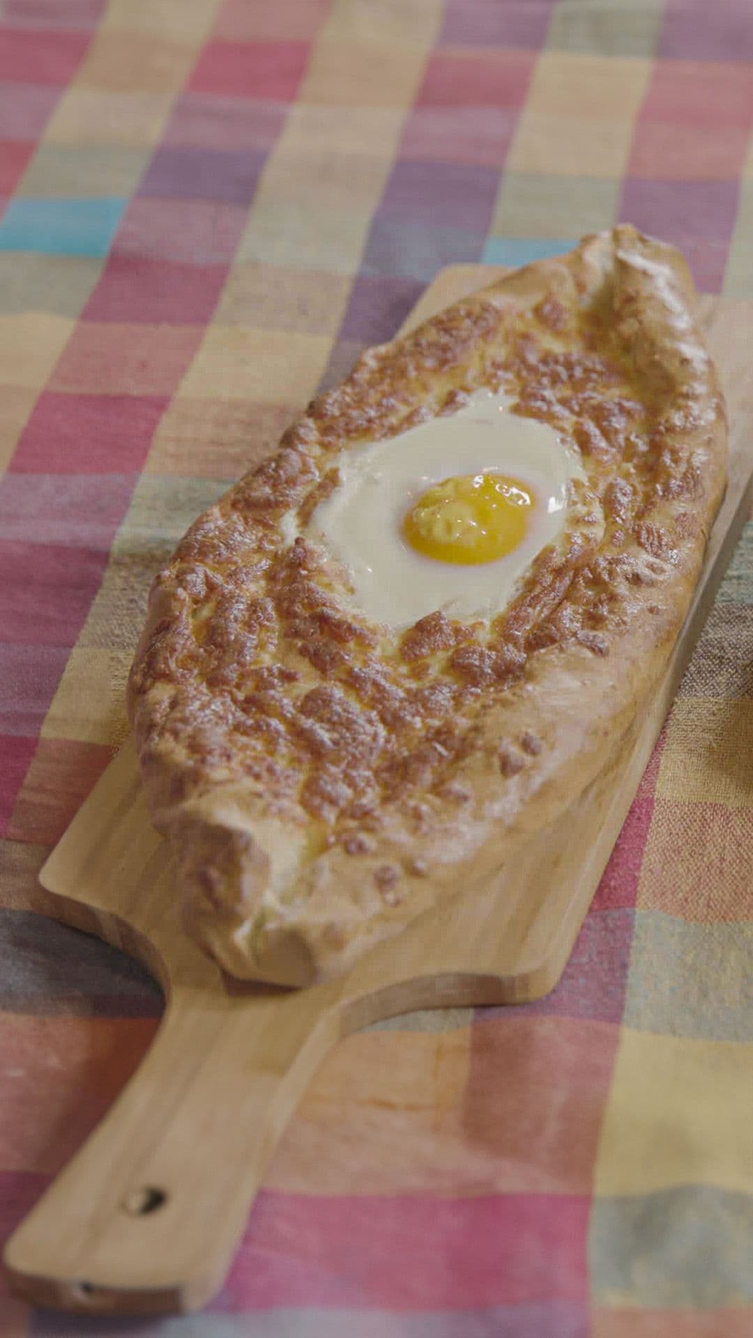 Kachapuri met ei en komkommer-tomatensalade