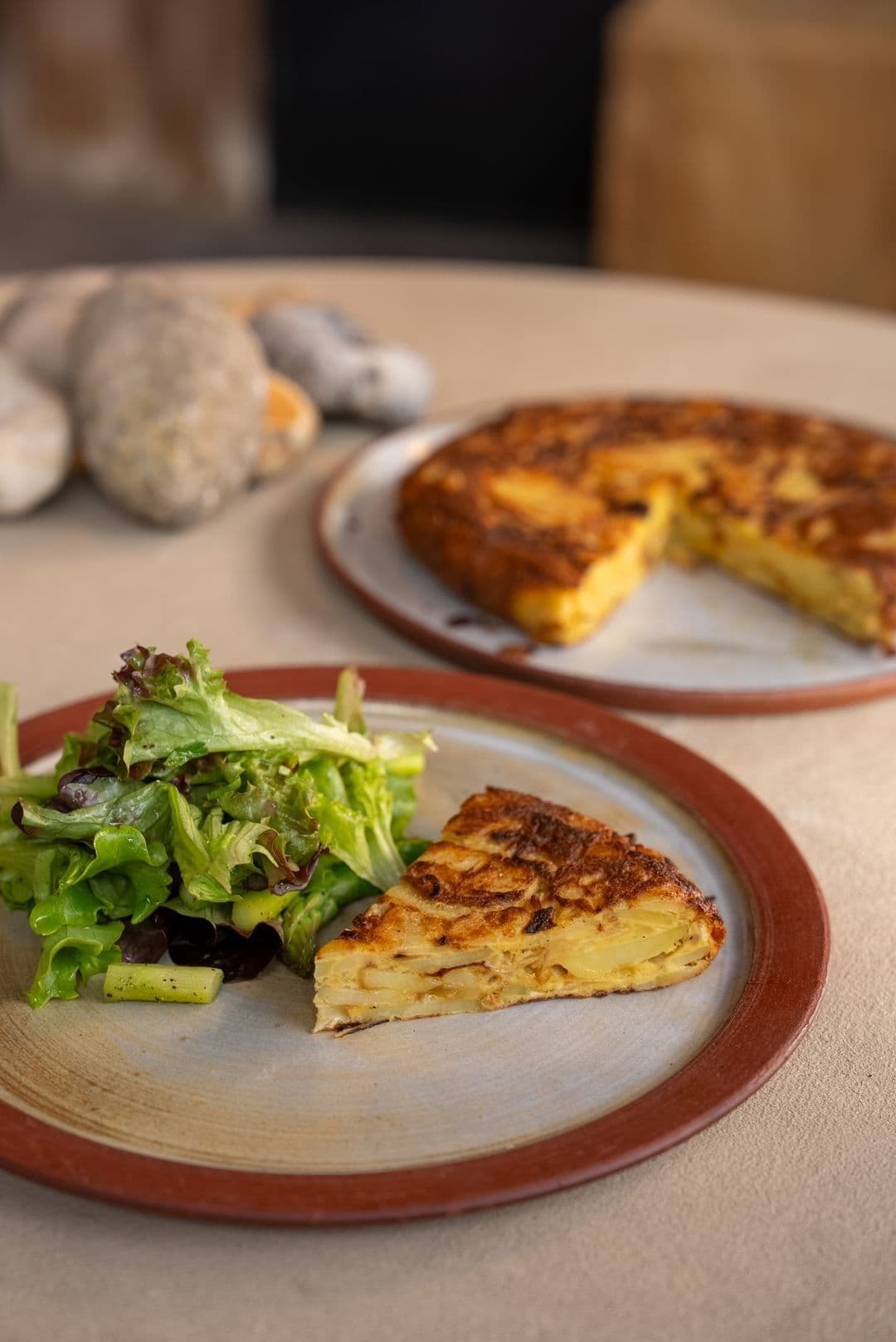 Aardappeltortilla met gebakken ui en salade met groene asperges