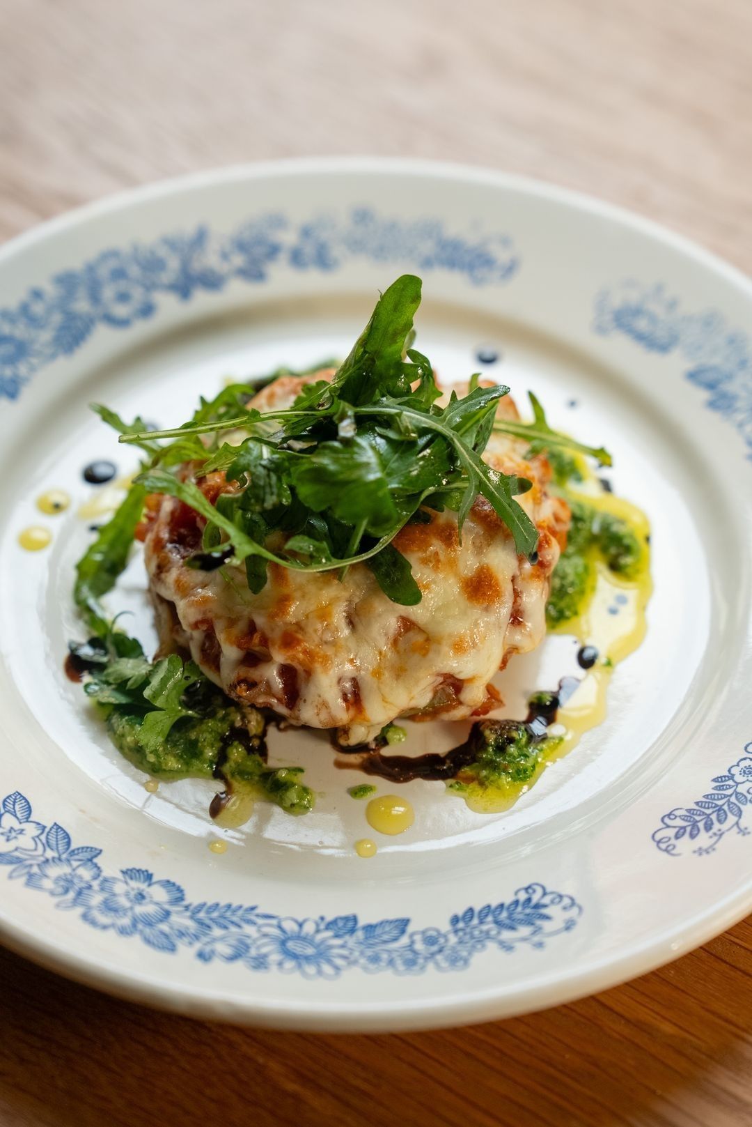 Gegrilde en gegratineerde artisjok met tomatencompote en peterseliepesto