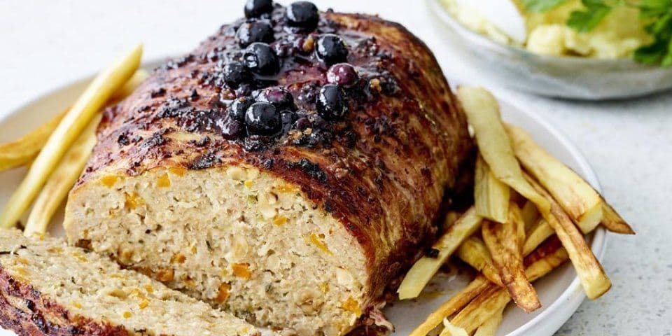 Gehaktbrood met verse kruiden en spek