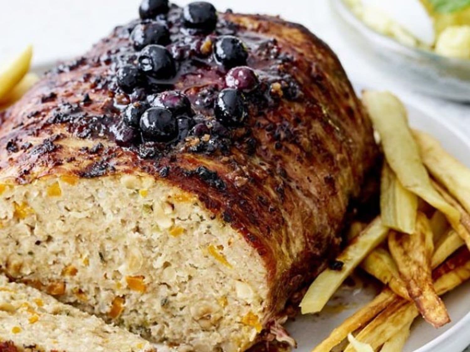 Gehaktbrood met verse kruiden en spek