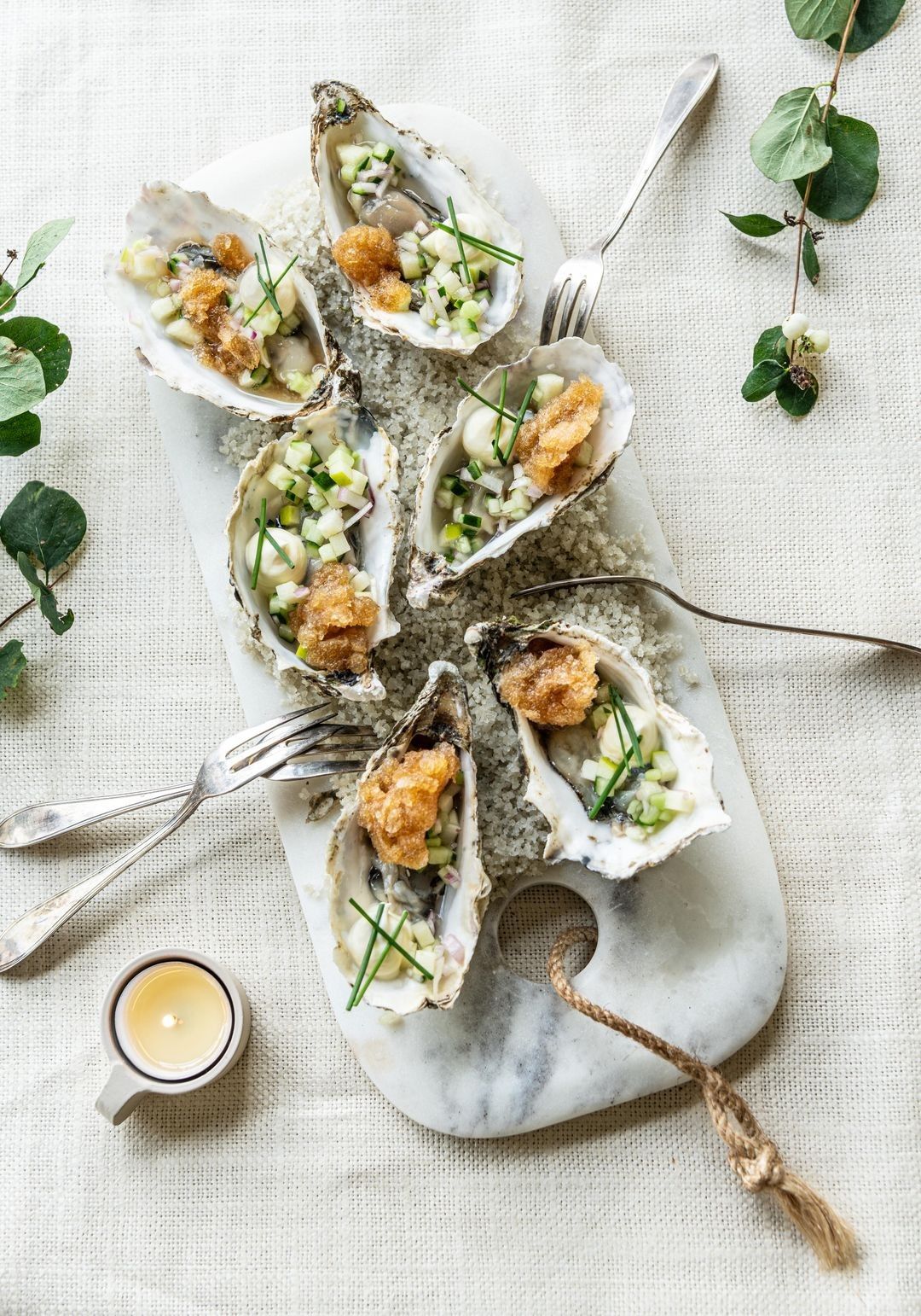 Oester met salsa van komkommer, appel en granité van sake
