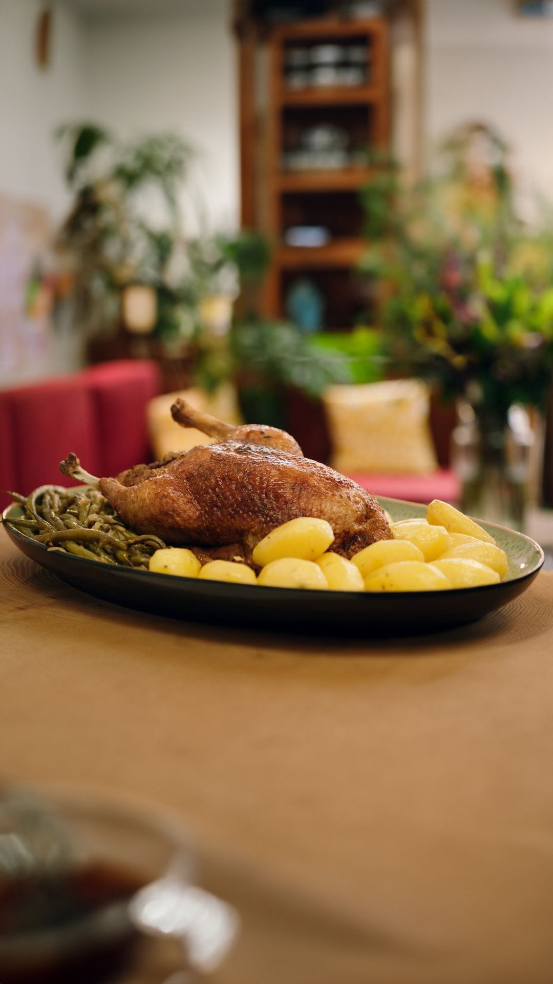 Gebraden eend met gekonfijte aardappelen en boontjes