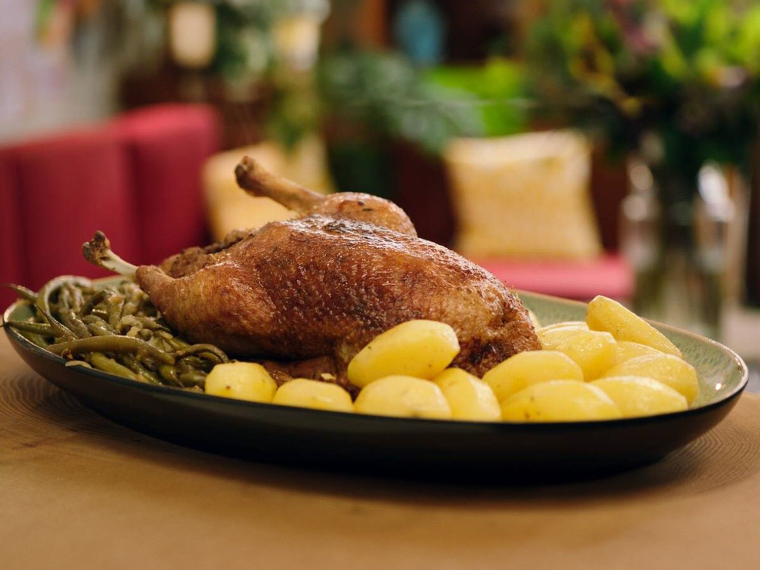 Gebraden eend met gekonfijte aardappelen en boontjes