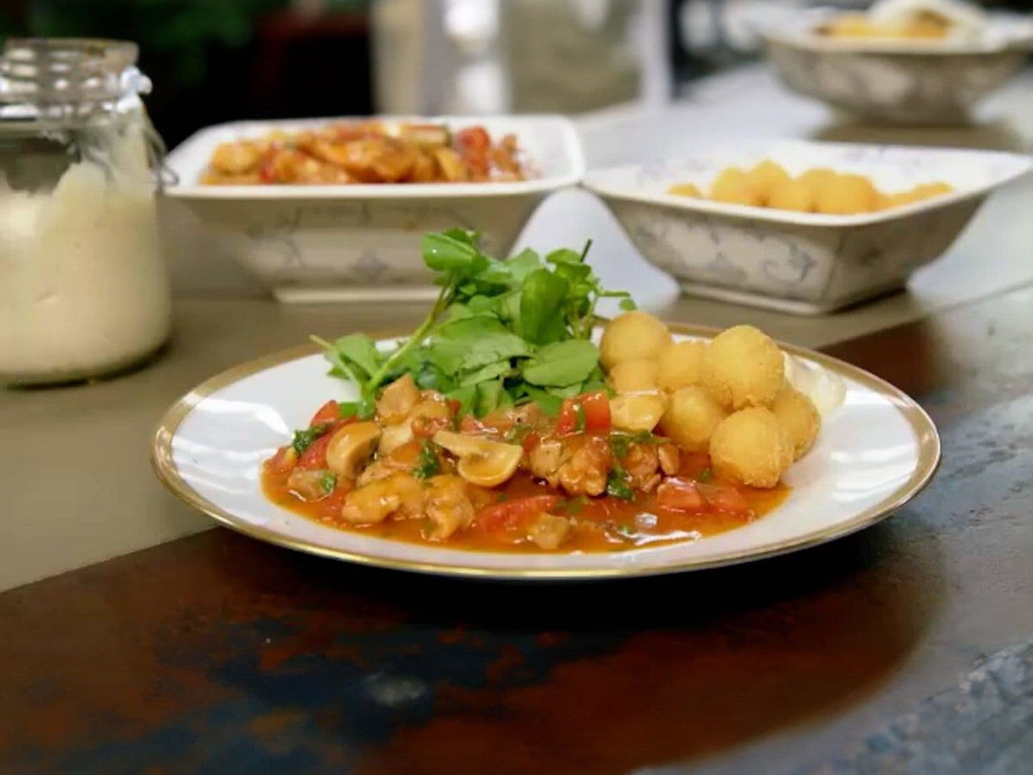 Kippendijen in madeirasaus