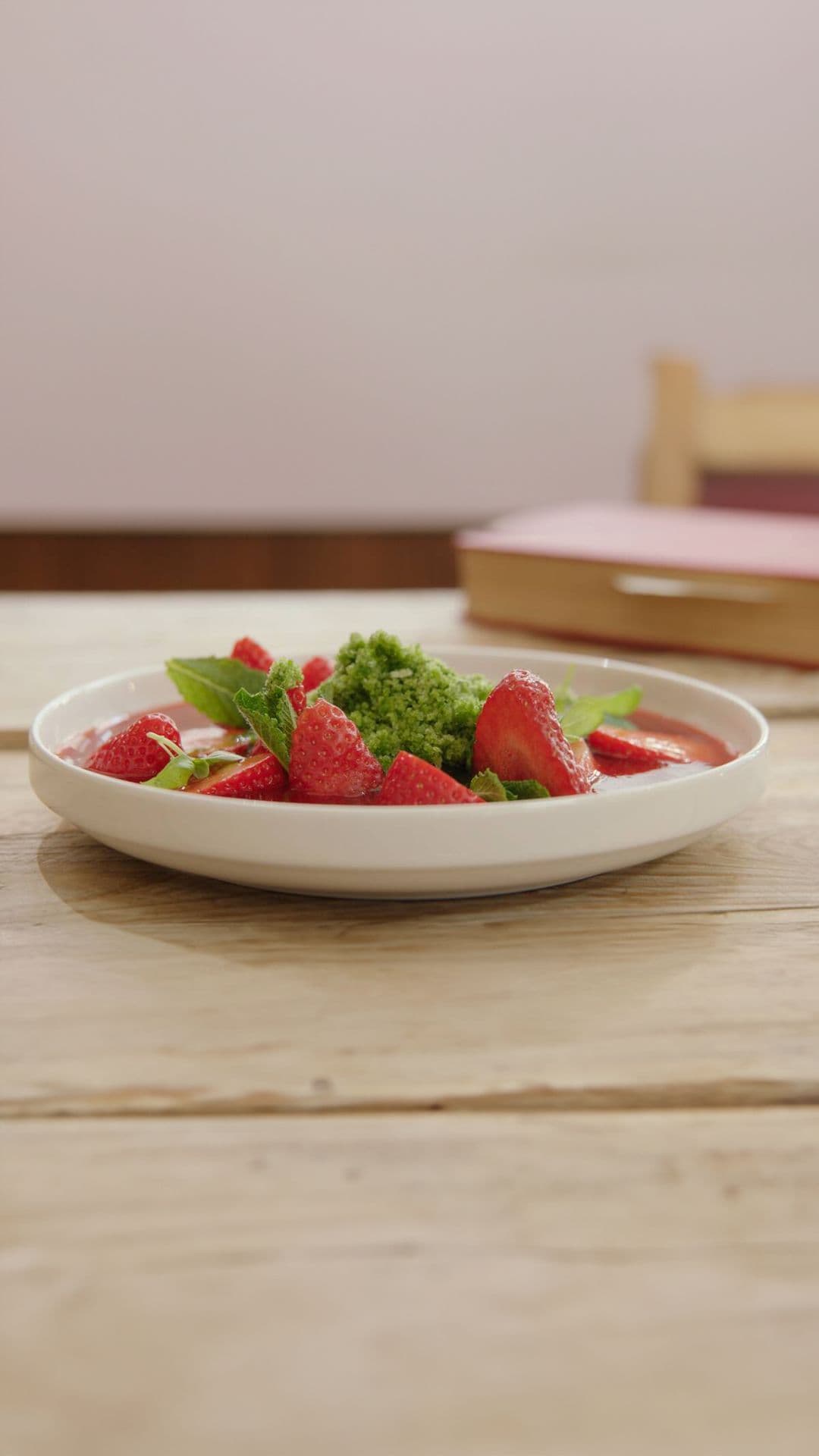 Aardbeiensoepje met violetsiroop en granité van munt
