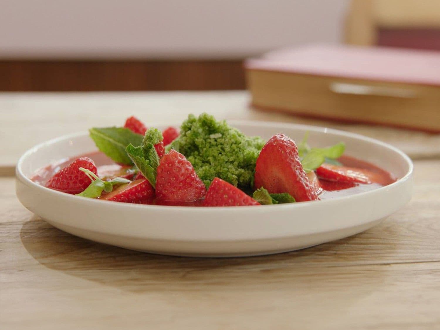 Aardbeiensoepje met violetsiroop en granité van munt