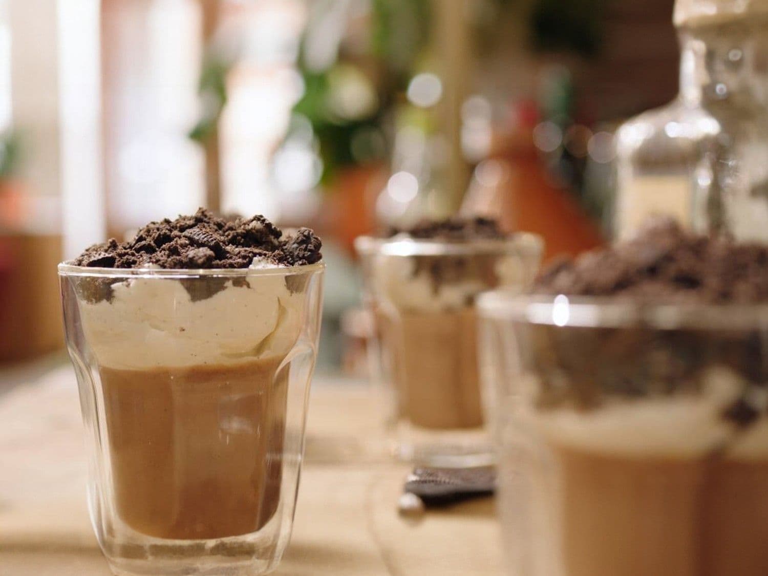 Chocoladebavarois met koekjescrumble en vanillemascarpone