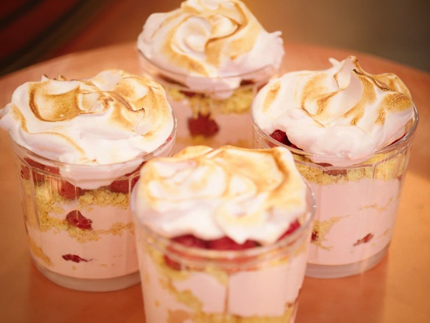 Mousse met frambozen, platte kaas, zandkoekjes en meringue