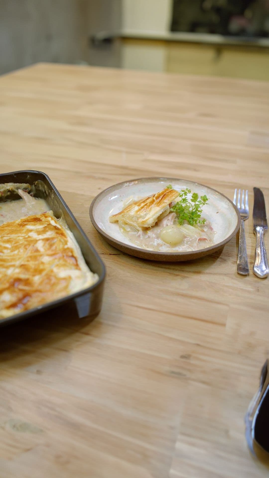 Ovenschotel van konijn met bladerdeeg