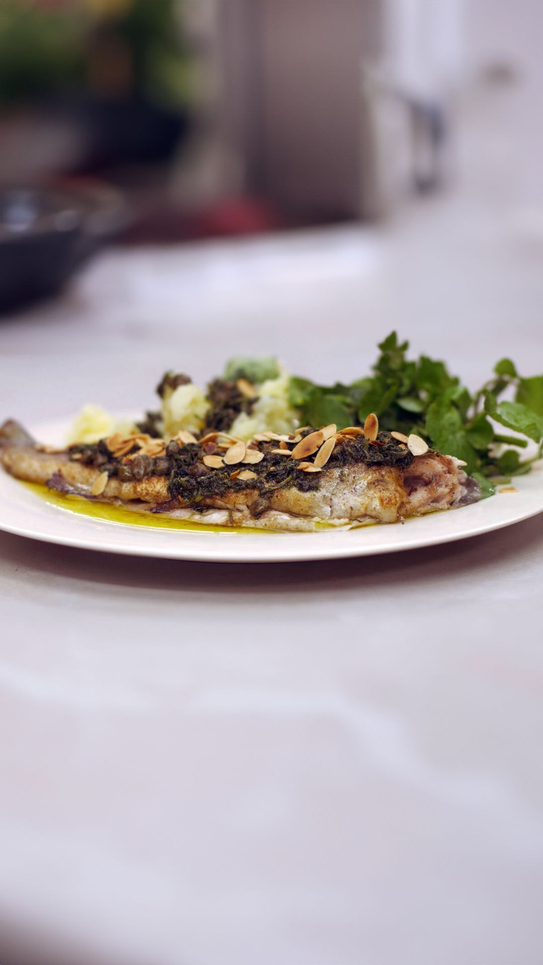 Forel met bruine boter, amandelnoot en kappertjes
