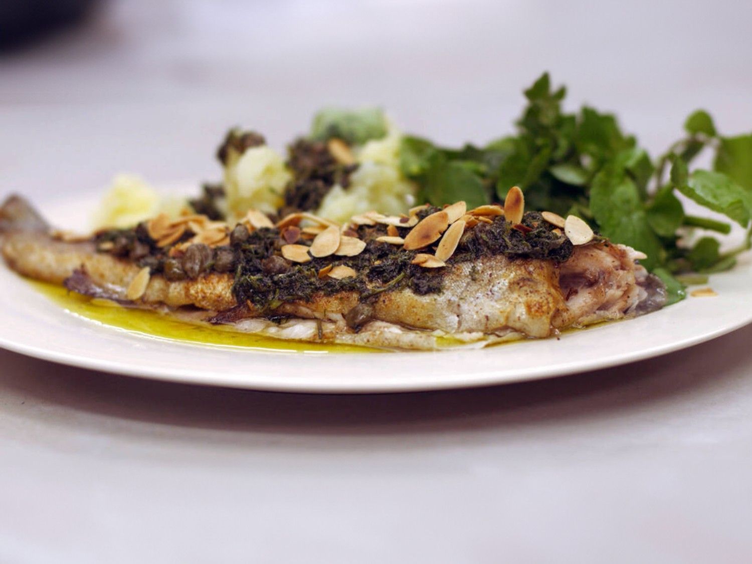 Forel met bruine boter, amandelnoot en kappertjes