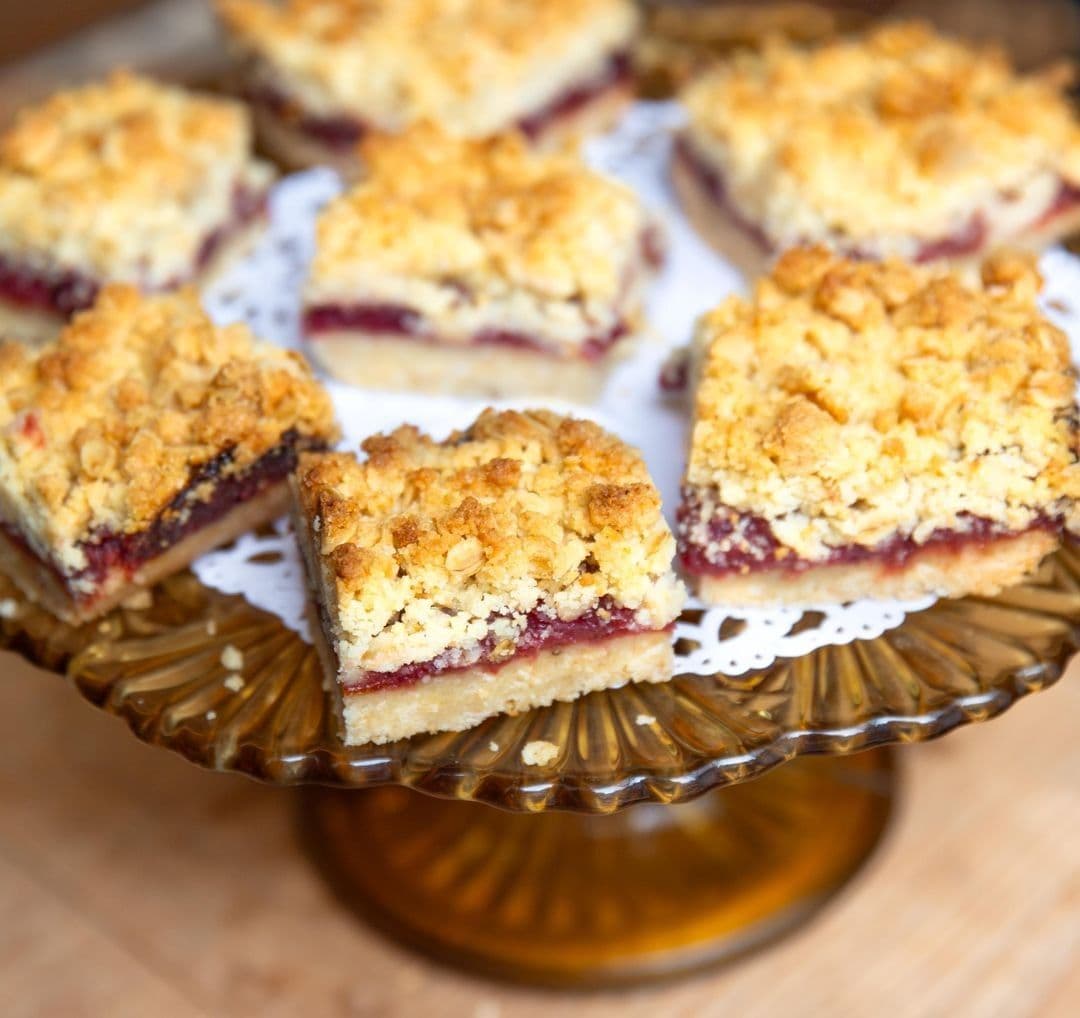 Amandelcrumble met peer en veenbes