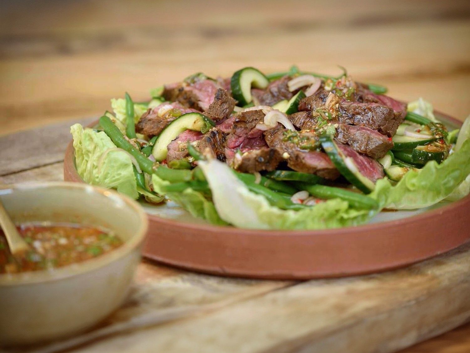 Crying tiger steak met frisse komkommersalade