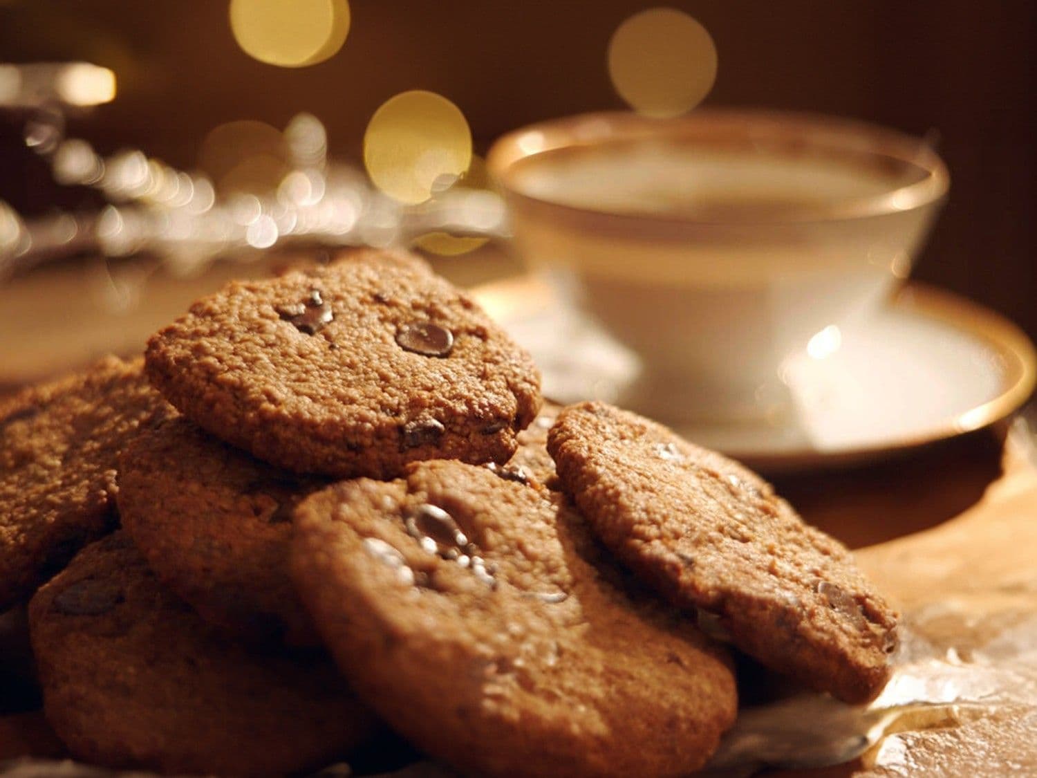 Havermoutkoekjes, pindarotsjes en honingballetjes met witte chocolade