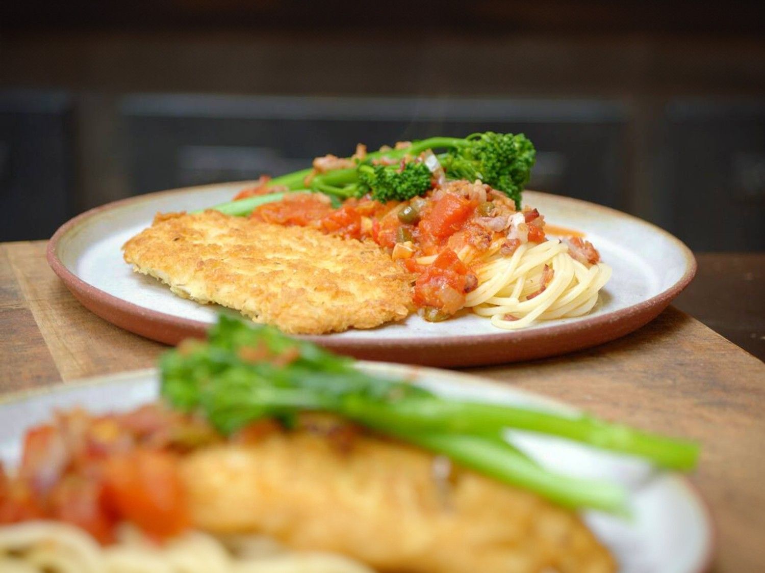 Kip pizzaiola met pasta en broccolini
