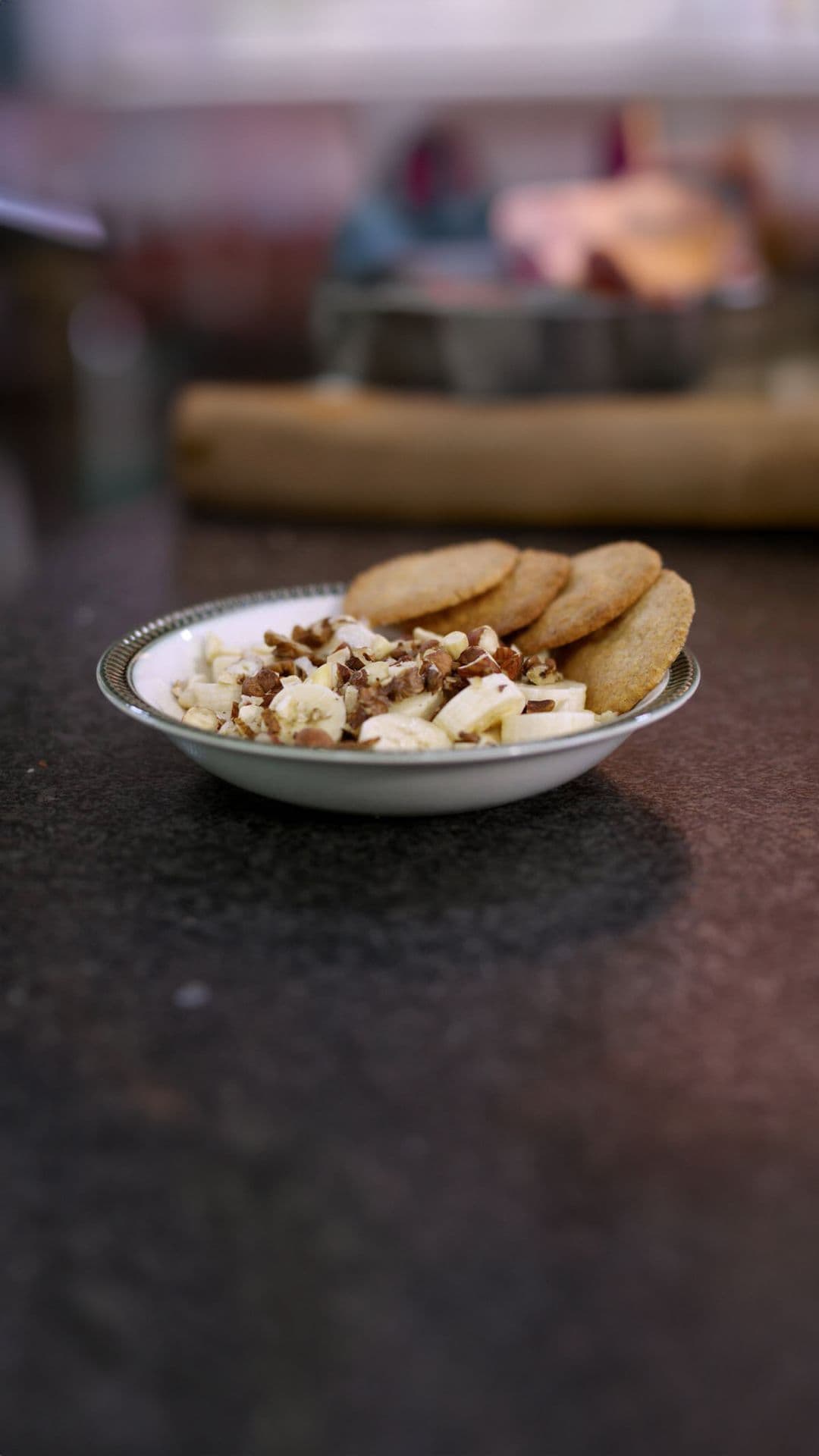 Havermoutkoekjes en verse kaas met banaan en noten