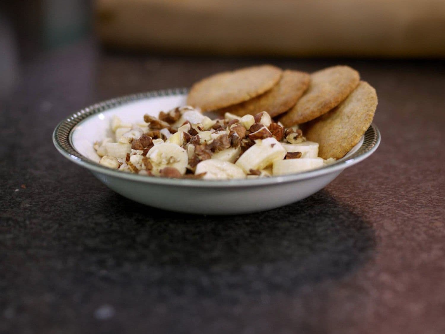 Havermoutkoekjes en verse kaas met banaan en noten