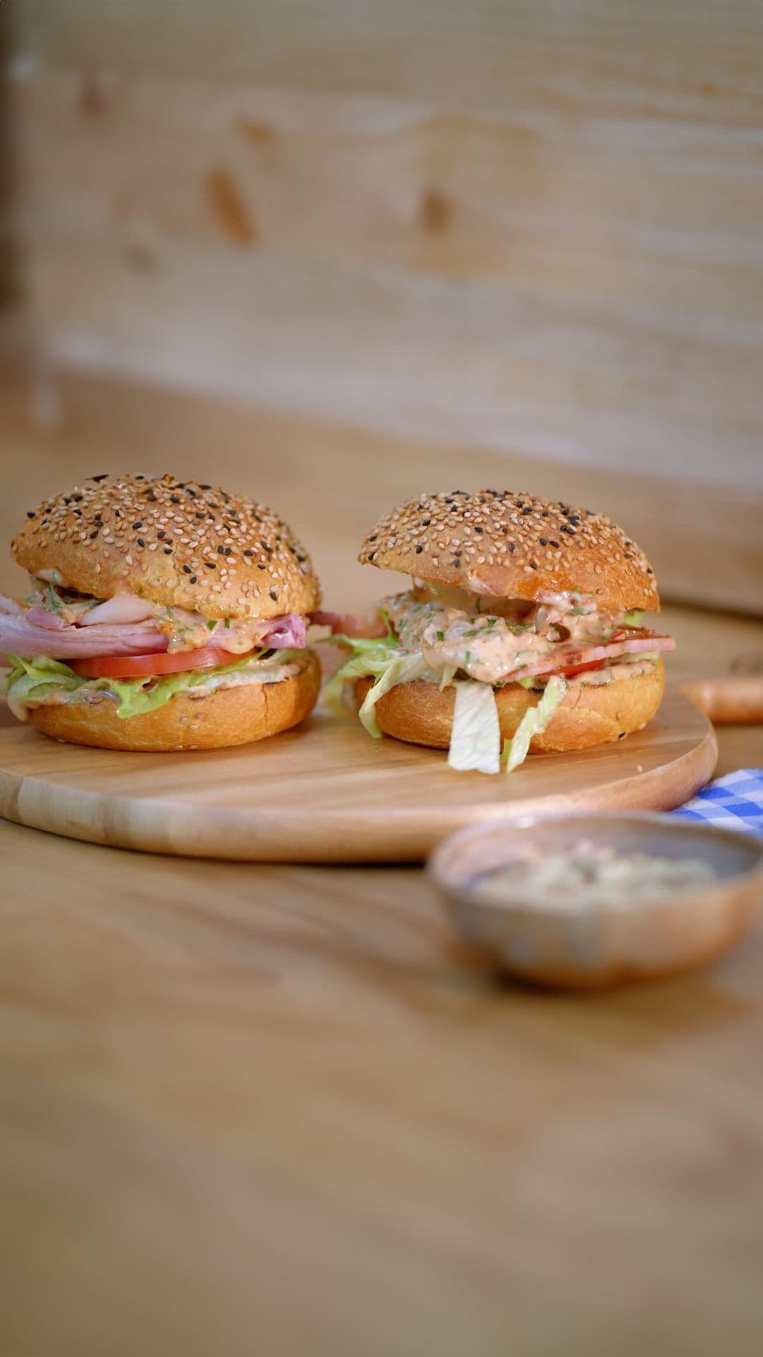 Broodje beenham met Thousand Island saus