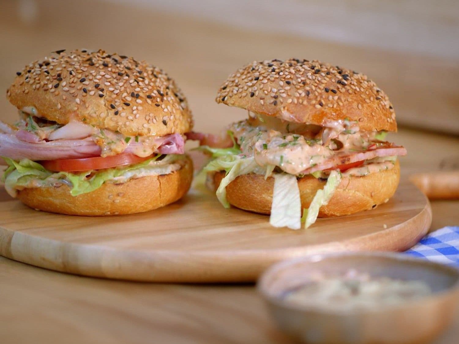 Broodje beenham met Thousand Island saus