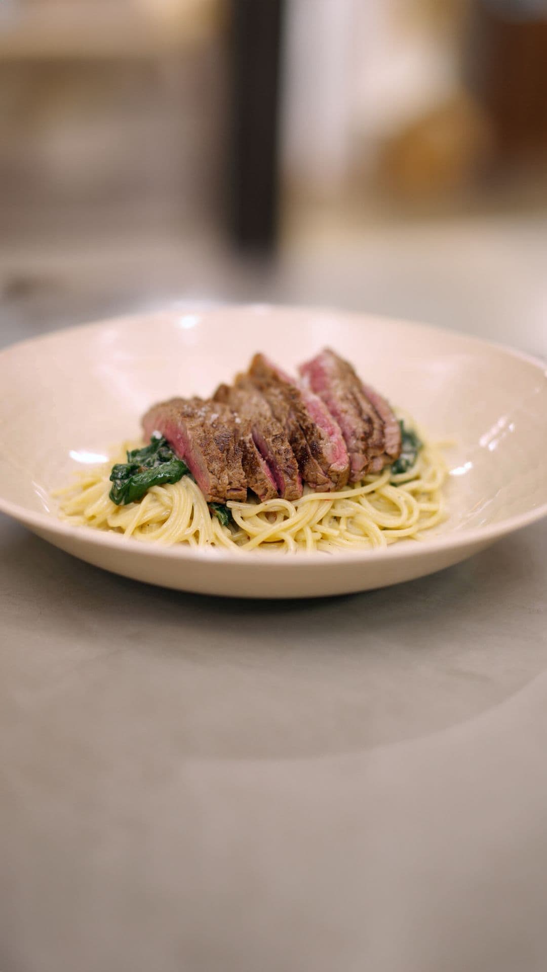 Kort gebakken entrecôte met spaghetti en spinazie