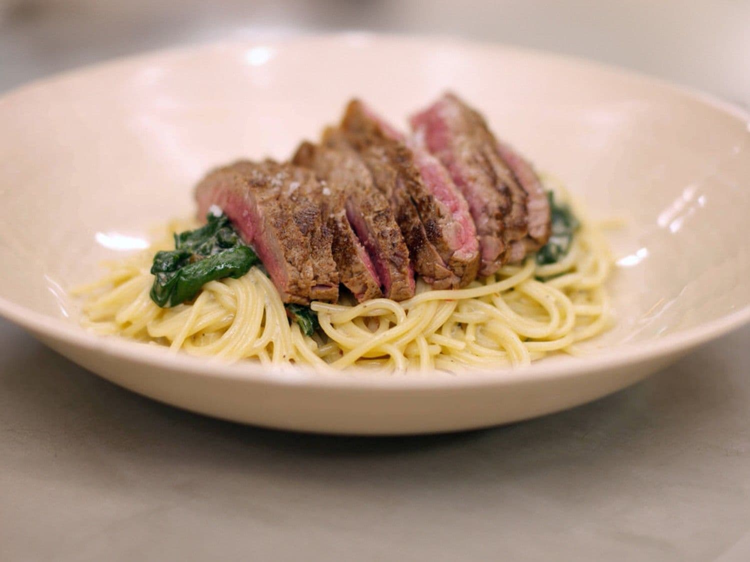 Kort gebakken entrecôte met spaghetti en spinazie